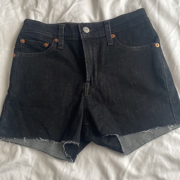 Levi’s High Rise Shorts - Picture 2 of 5